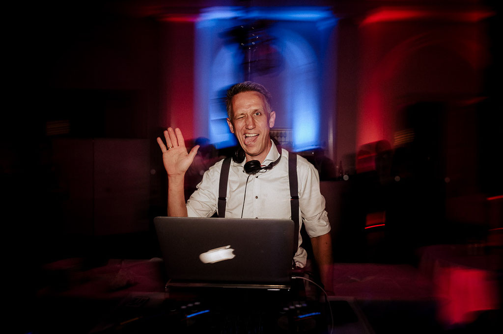 DJ zur Hochzeit gibt Vollgas. Hochzeitsdj fotografiert von Mr & Mrs Wedding Hochzeitsreportage Freising. 