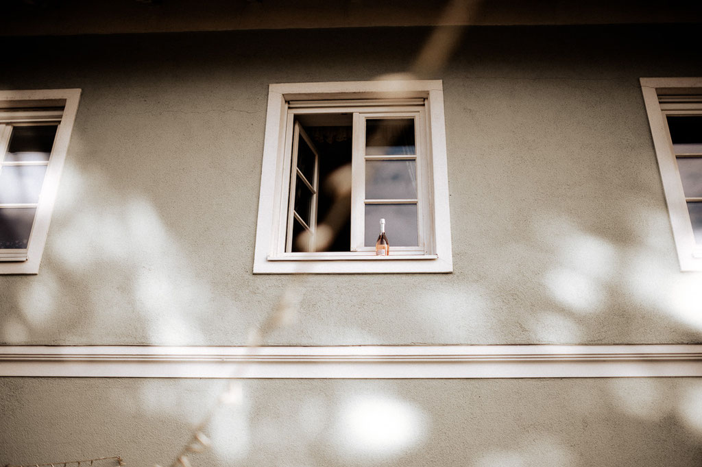 Fenster des Landhaus Plendl, eine Braut hat für das Getting Ready einen Sekt am Fensterbrett kalt gestellt
