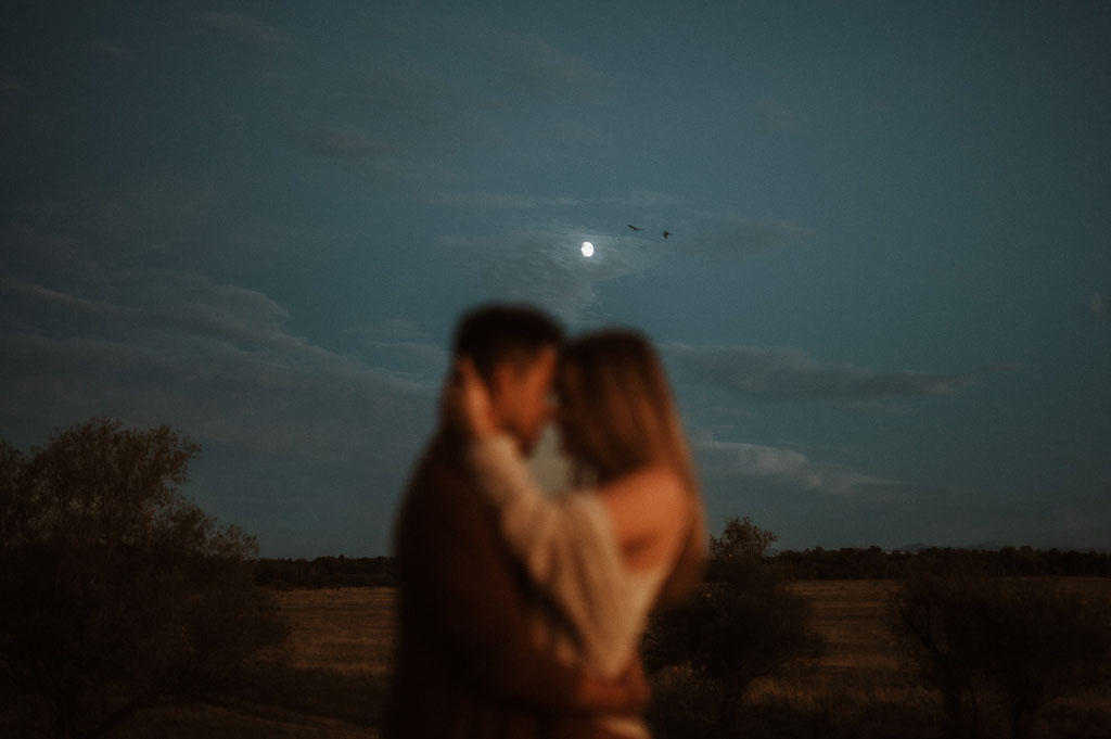 Paarshooting an der Fröttmaninger Heide unter dem Mond am Abend.