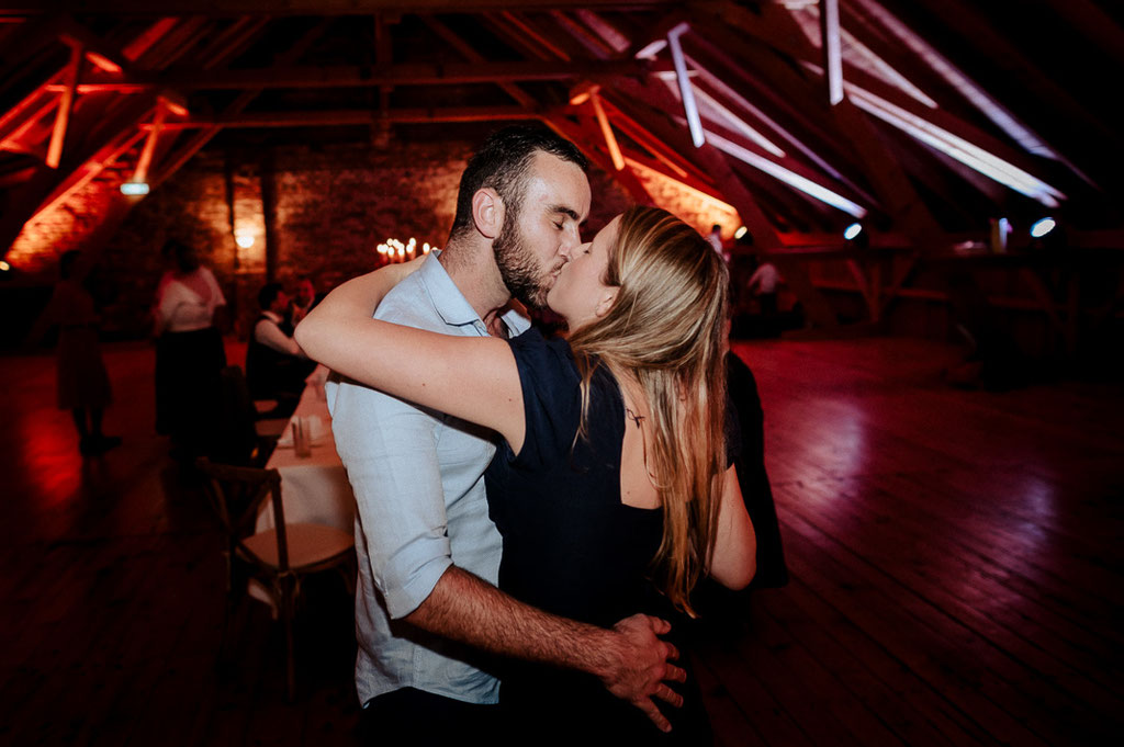Gäste küssen sich beim tanzen.