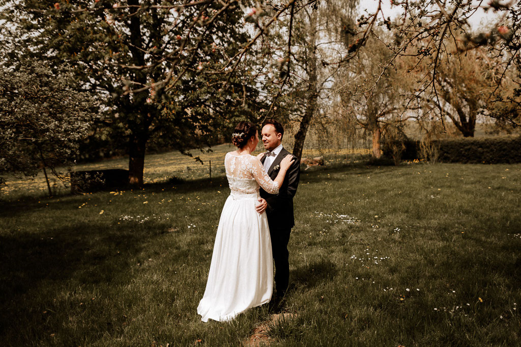 Unsere Fotos erfassen die innigen ersten Worte, die Braut und Bräutigam bei ihrem bewegenden Aufeinandertreffen teilen