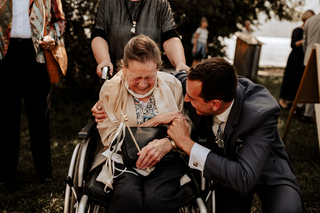 Hochzeitsfotografenpaar am Schliersee. Der Bräutigam ist bei seiner Oma, die sich sehr freut.