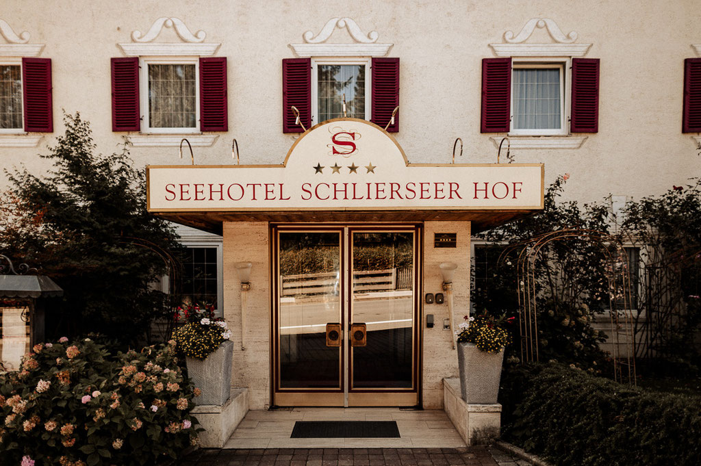 Eingang Seehotel Schlierseer Hof, Getting Ready am Schliersee, Hochzeitsfotograf Schliersee