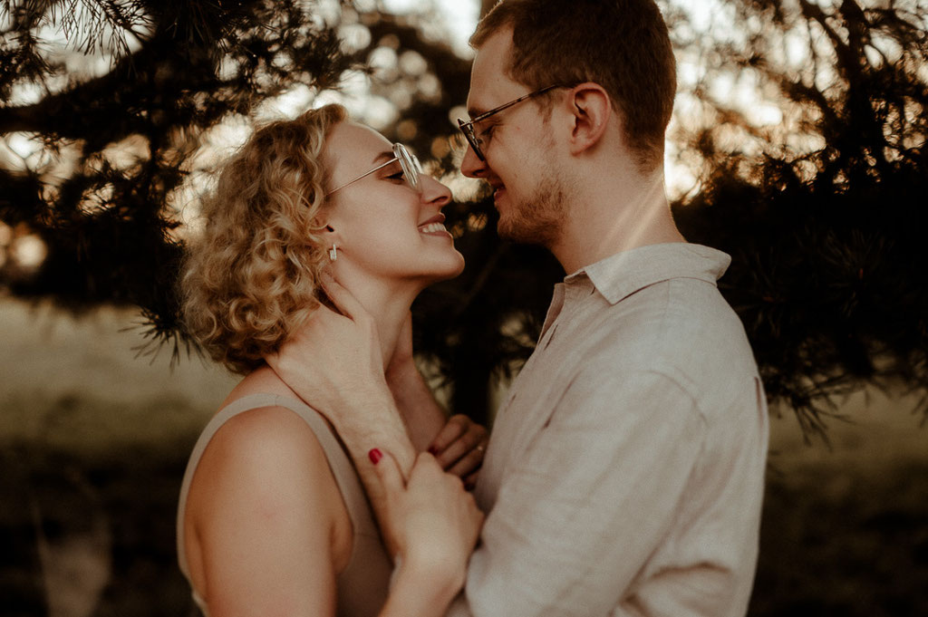 Zärtliche Paarfotos für die Einladungskarten zur Hochzeit. Pärchenfotograf aus Freising.