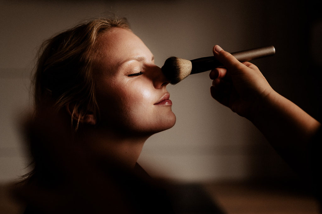 Braut bekommt beim Getting Ready Puder aufgetragen