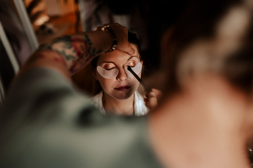 Brautstyling in Dachau mit schimmernden Augenmakeup 
