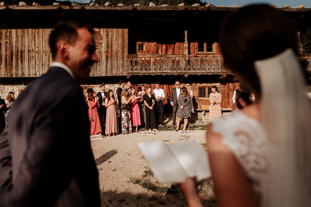 Das Brautpaar liest ihren Gästen etwas vor. Hochzeitsreportage von Hochzeitsfotograf Andreas Reiter
