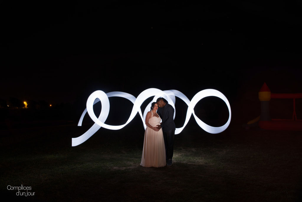 Complices d'un jour - photographe de mariage. Light painting en amoureux