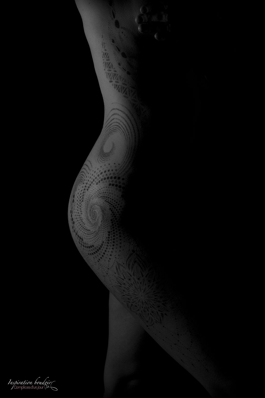 Complices d'un jour - Inspiration Boudoir - kiki pix, Photos boudoir- tatouage sur la hanche, photo nu artistique