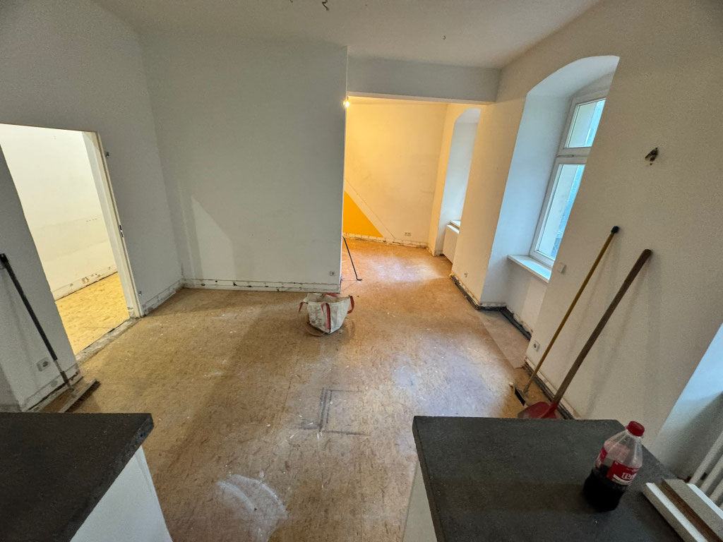 Blick von der Wohnküche in den Raum Vorher