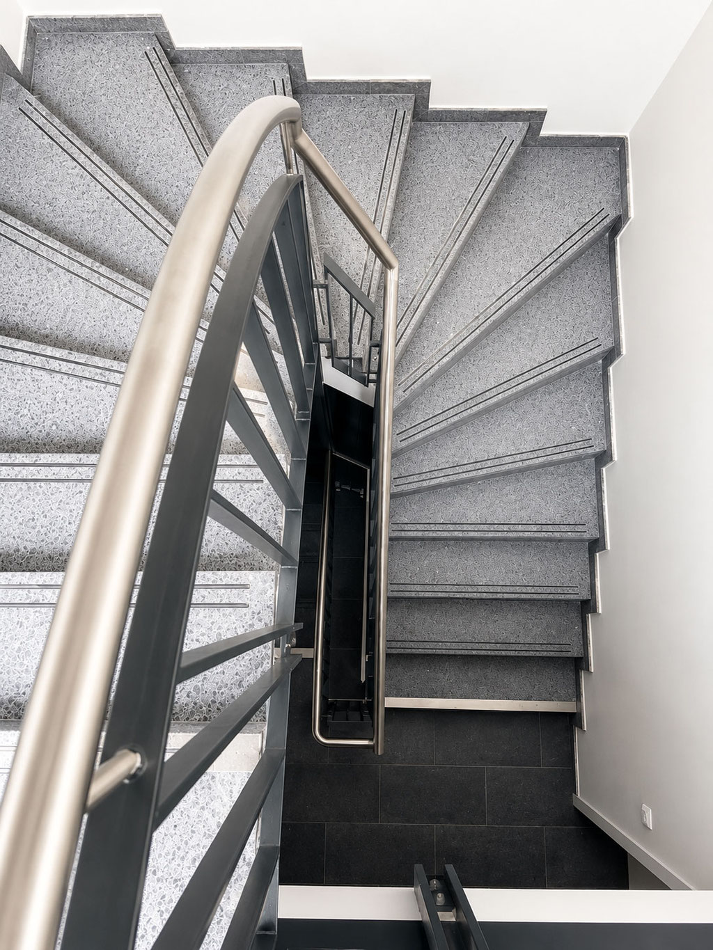 Hausflur mit Treppe Nachher