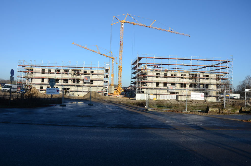 Spielplatz und Häuserfassaden Vorher