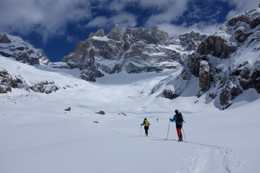 La trace vers la Meije et le refuge. Yoska est devant puis Leïla et Frédi.