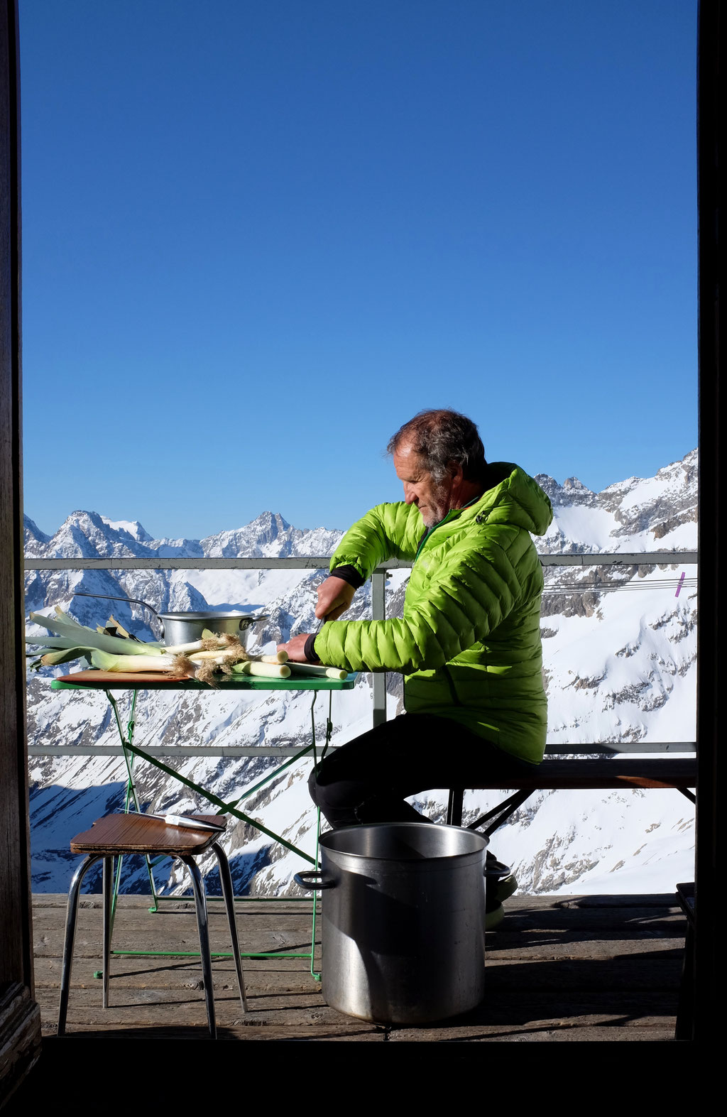 au printemps 2017, le matin sur la terrasse du Promontoire, avant que les skieurs n'atteignent le refuge, l'annexe de la cuisine...