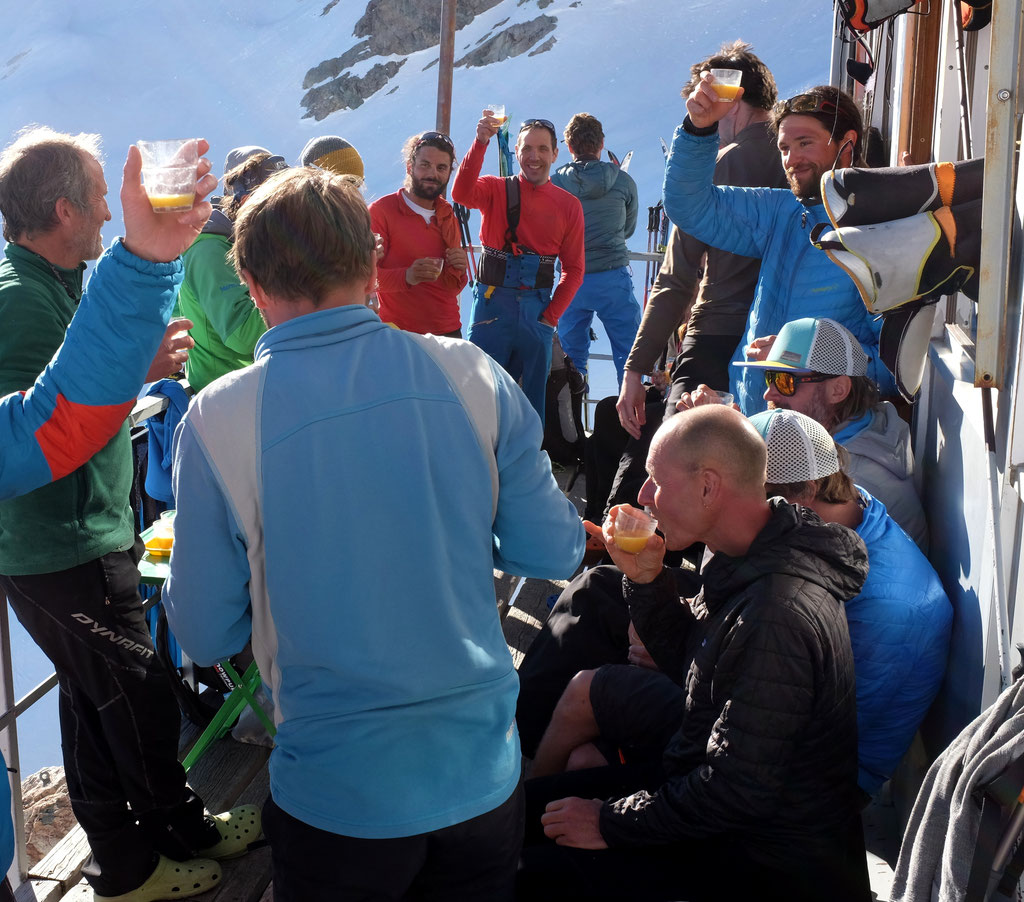 Au printemps dernier : le planteur avec les skieurs sur la terrasse du Promontoire au soleil couchant...