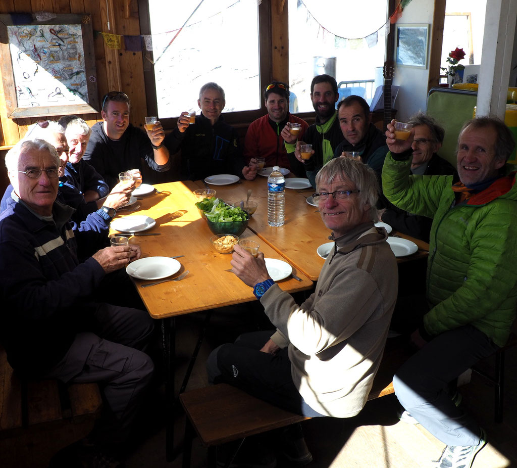 Les équipes à l'apéro hier midi accompagnées de l'architecte, des bureaux de sécurité et responsables FFCAM.