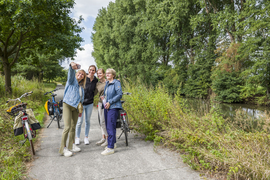 Authentic pictures for the cycling & tourism industry © François Struzik - simply human