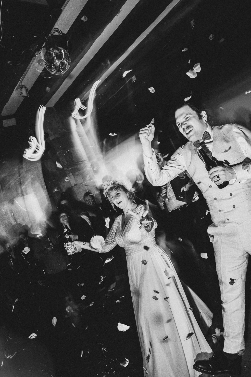 Schwarz Weiss Foto von Braut mit Bräutigam beim Tanzen. Professionelles Hochzeitsfoto mit Blitz.