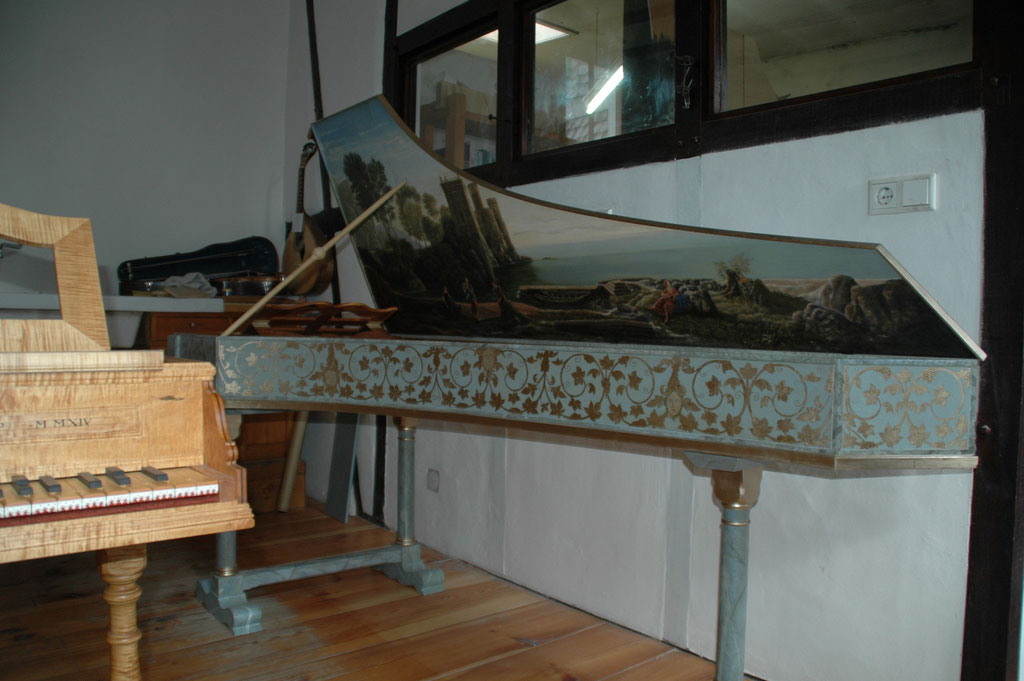  Italienisches Cembalo mit erweitertem Tonumfang C – d''' und doppelter Transponiereinrichtung 466 Hz, 440 Hz, 415 Hz'' nach Vorbildern des 17. Jahrhunderts als „false inner-outer”. (Instrument rechts) © Achim Heinrichs-Heger