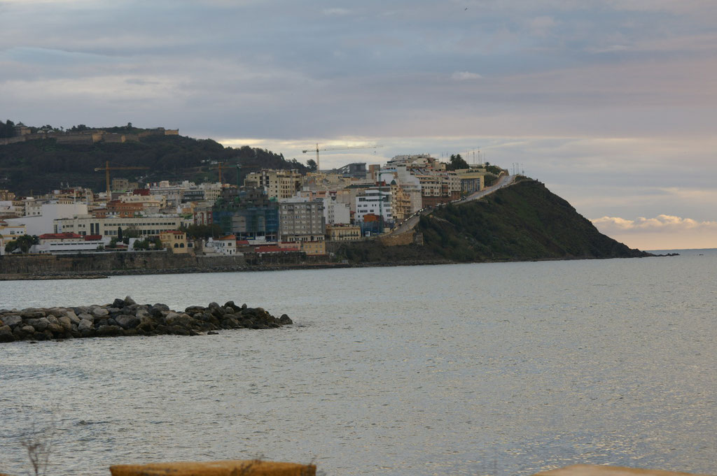 Ceuta sieht fast aus wie Montecarlo. Ist auch in etwa so stark überbauen.
