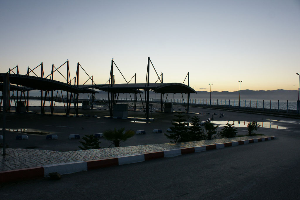 Der Marinehafen ist gut abgesperrt. Flüchtlinge!!