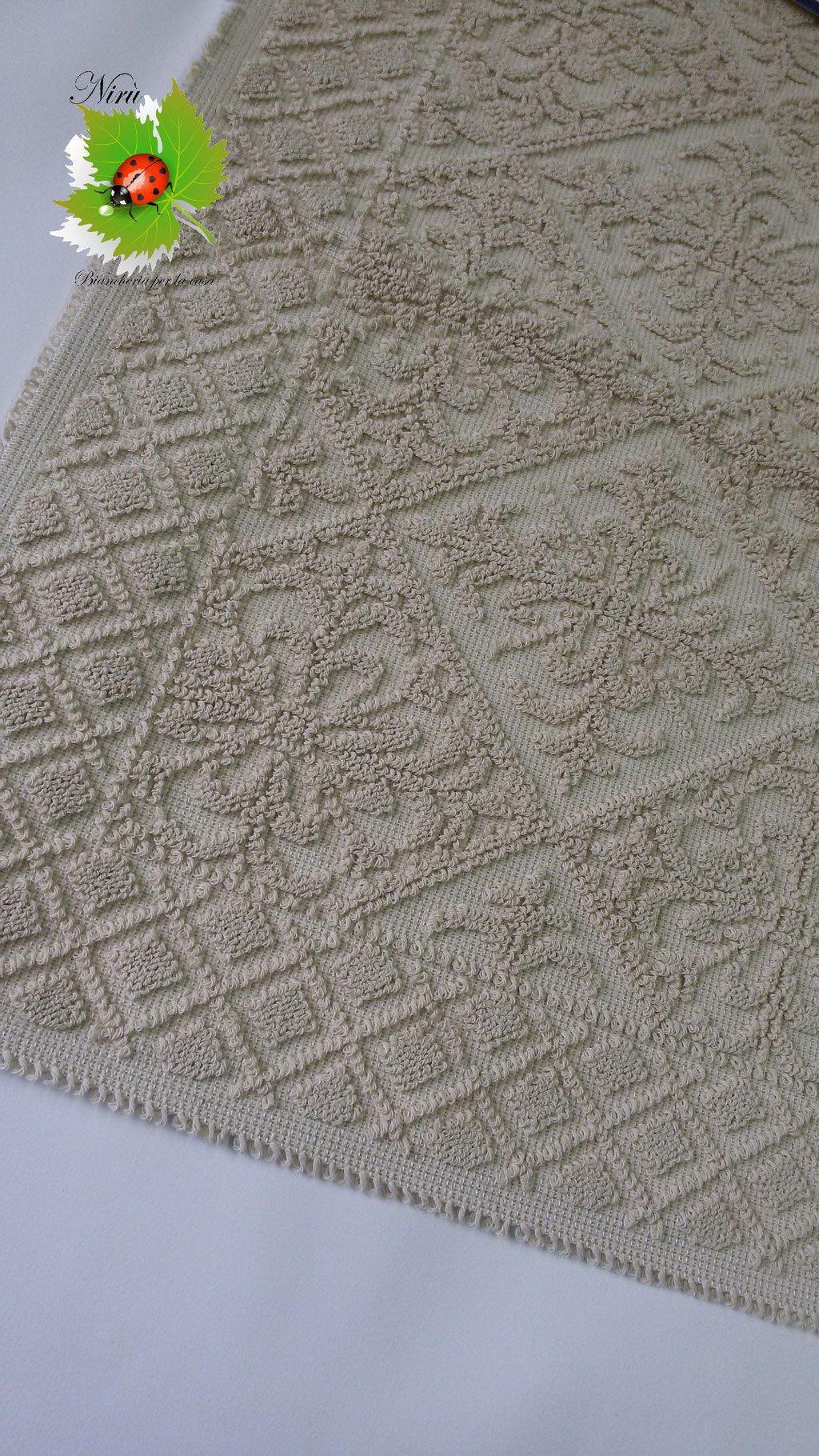 Tappetino bagno 100% cotone 55x80 cm sardo fiore beige. A739