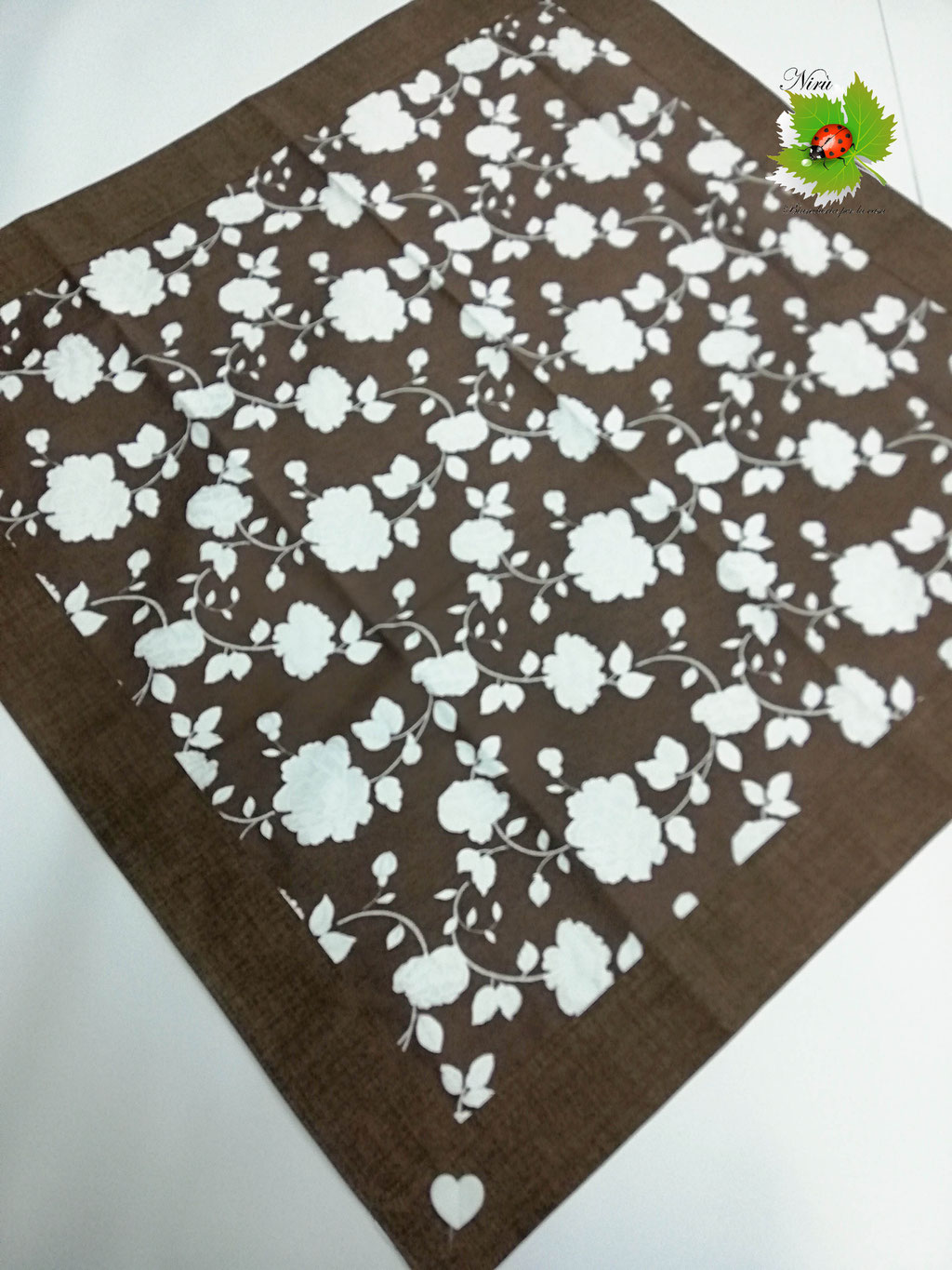 Centrotavola con fiori in cotone 90x90 cm. Col.Marrone. B453