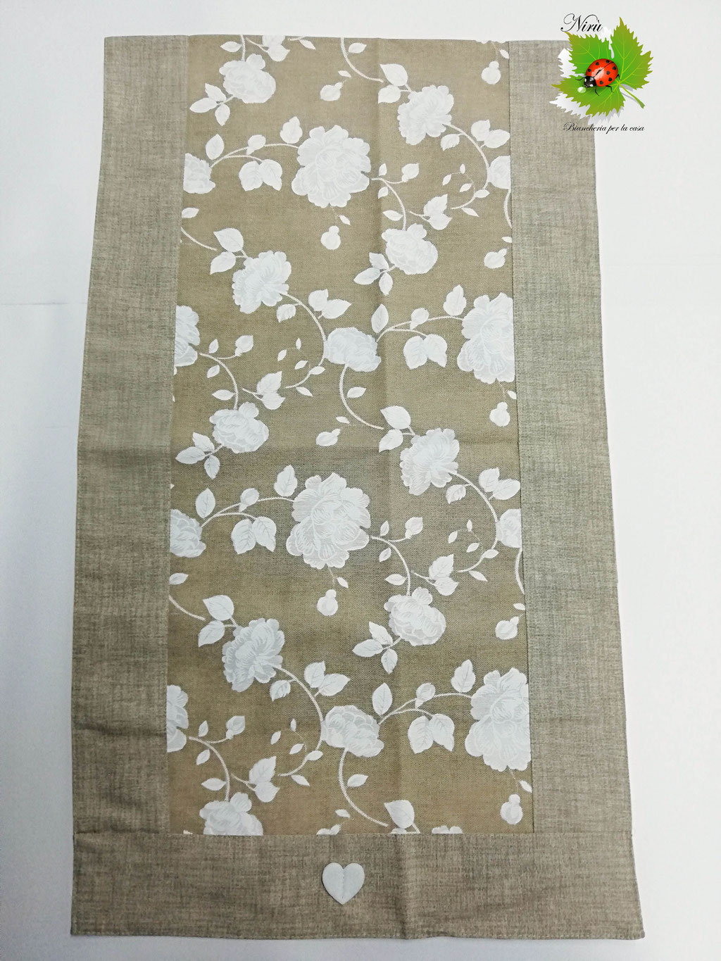 Runner centrotavola con fiori in cotone 45x135 cm. Col. Beige. B451