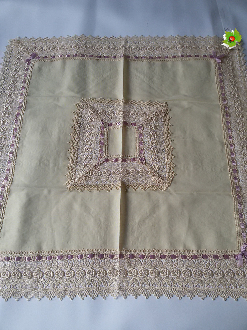 Centrotavola quadrato con macramè e nastrino 85x85 cm. Col.Beige. Art.A186