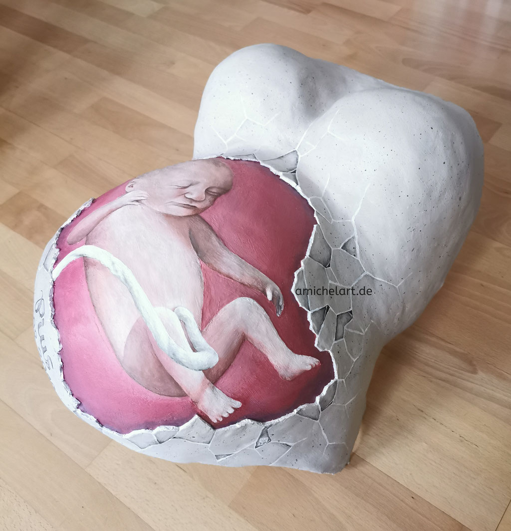 Bemalung des Gibsabdrucks eines Babybauchs - Acrylfarbe, 2022