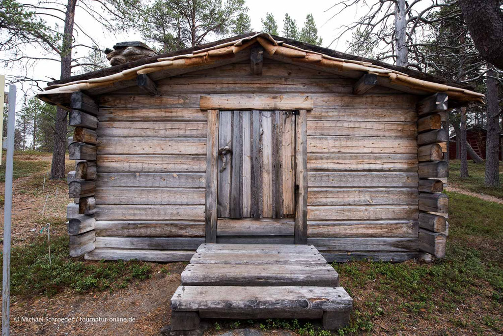 Einfache Hütte im Freilichtmuseum.