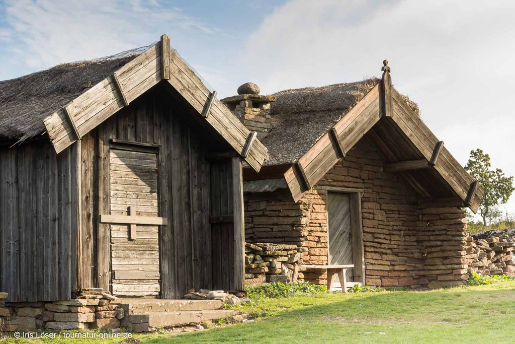 Auf dem Gelände laden Tische zum Picknick ein.