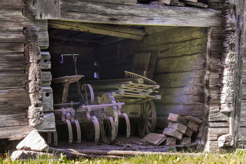 In den Scheunen stehen landwirtschaftliche Geräte.