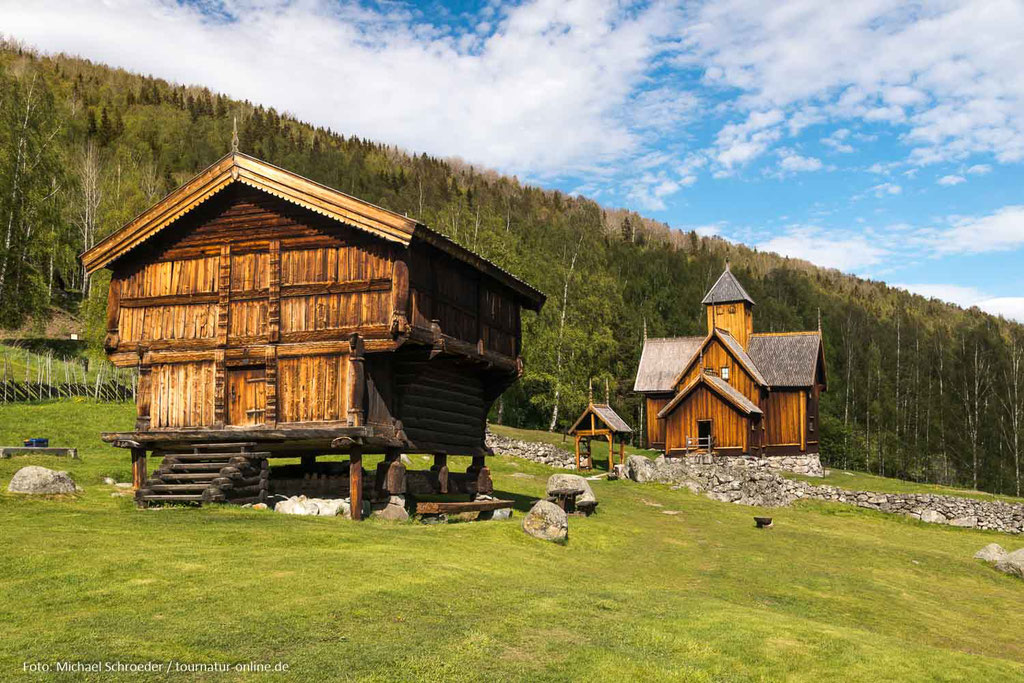 Die Stabbur genannten Hochspeicher sind typisch für norwegische Bauernhöfe.