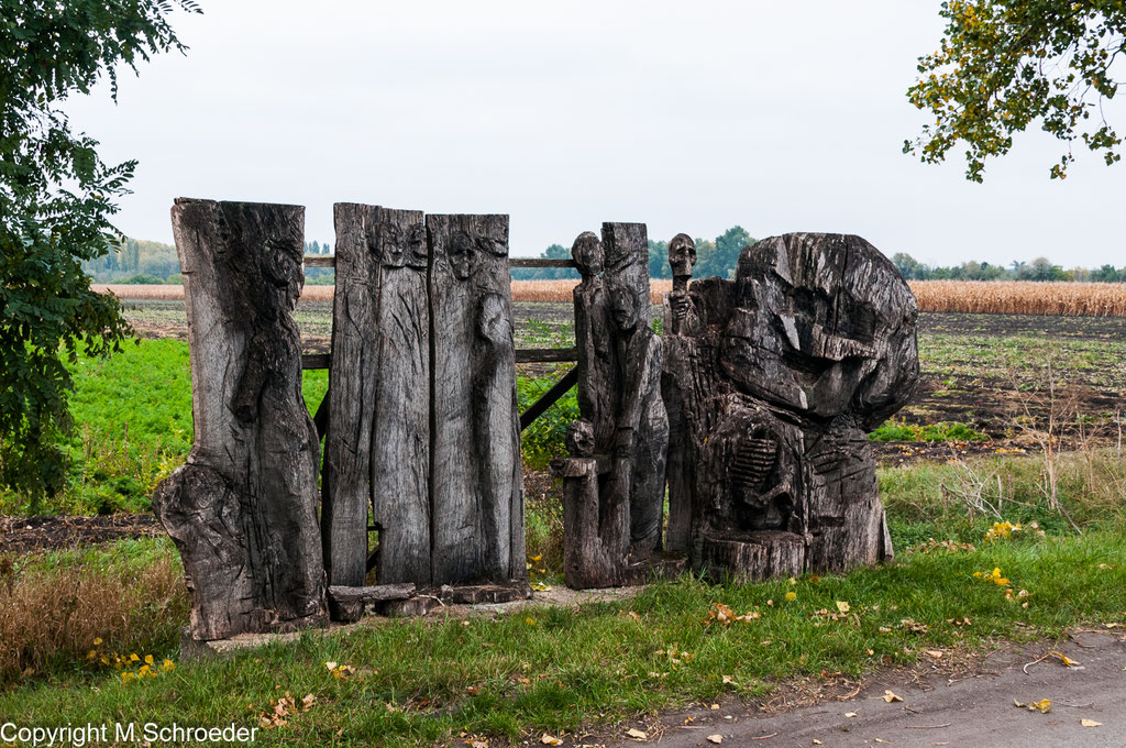 Skulpturen am Rande der Strasse