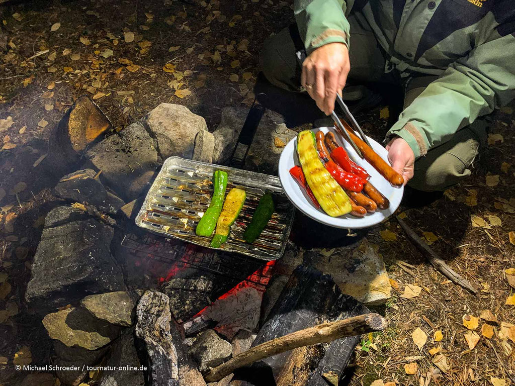 An den Wanderhütten liegt oft Feuerholz bereit.