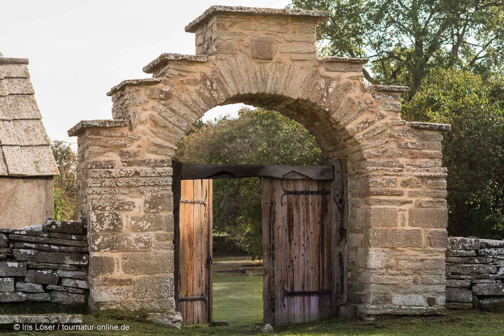 Kirche und Friedhof umgibt eine Mauer aus Kalkstein.
