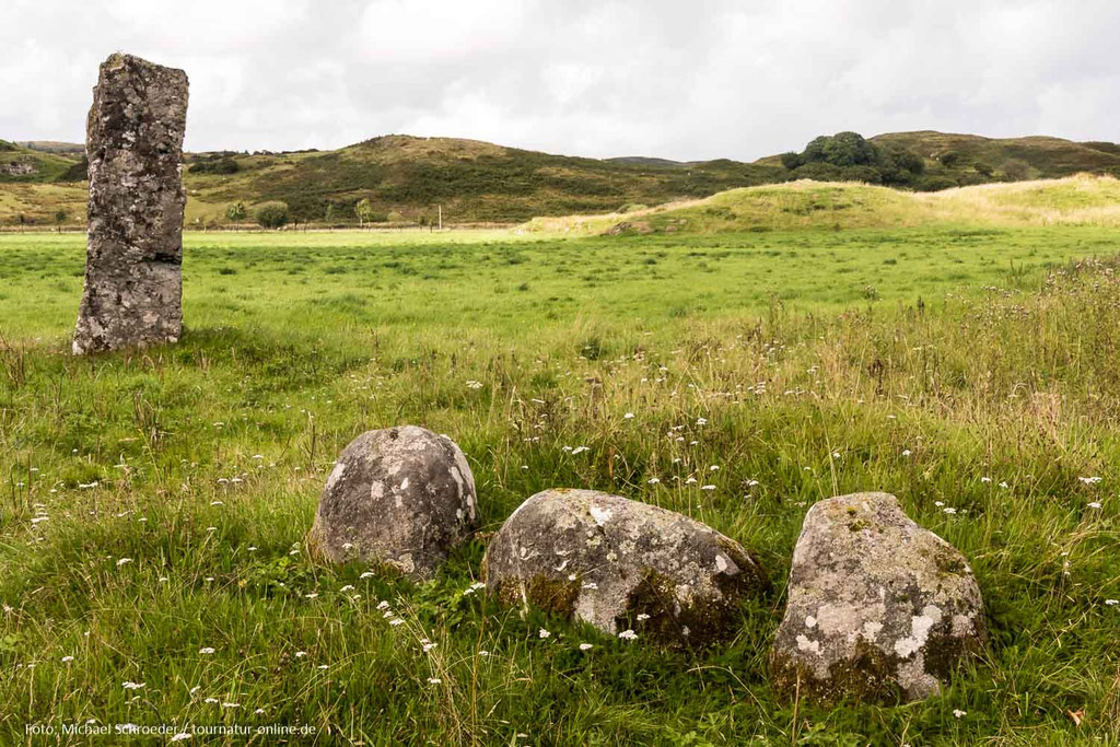 Menhir und Hügelgrab: an der Route, aber keinen Umweg wert 