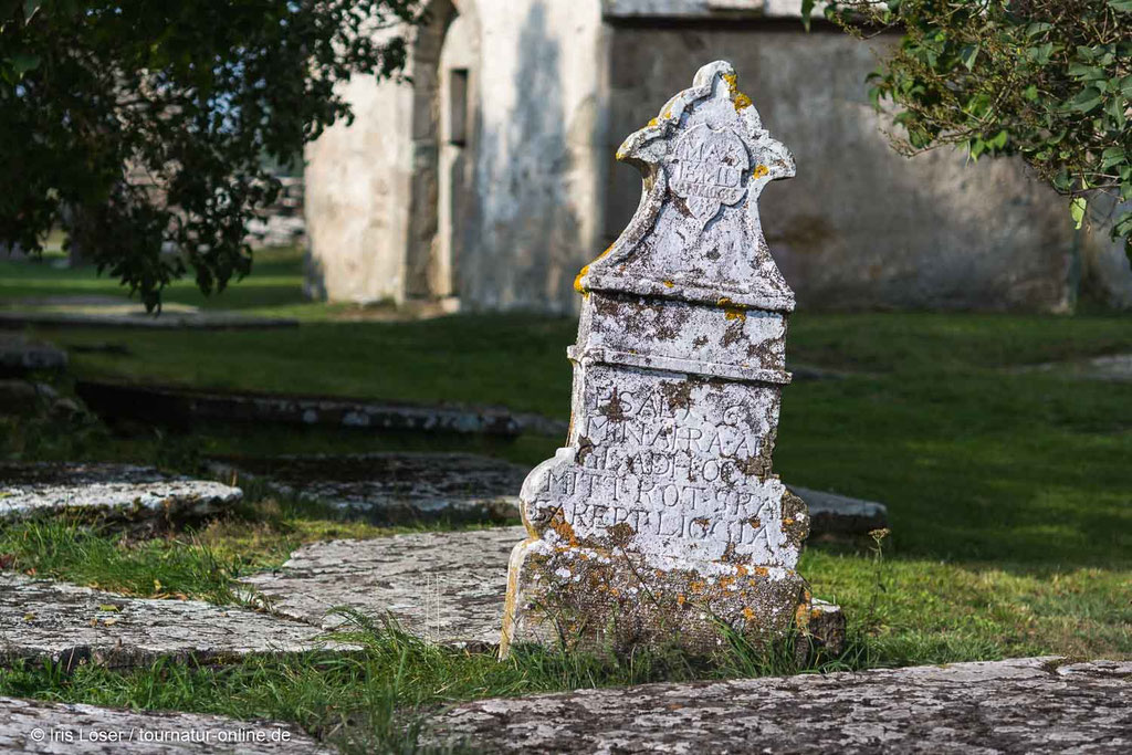 Die Gräber auf dem Friedhof sind uralt.