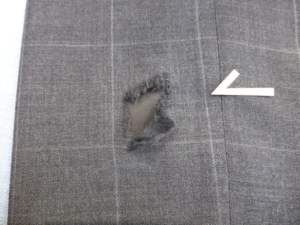 コート 襟 穴傷 かけつぎ かけはぎ 服穴の修理なら かけつぎ工房 織和技研 Oriwagiken Invisible Mending おりわぎけん コート 襟 穴傷 かけつぎ かけはぎ 服穴の修理なら かけつぎ工房 織和技研 Oriwagiken Invisible Mending おりわぎけん