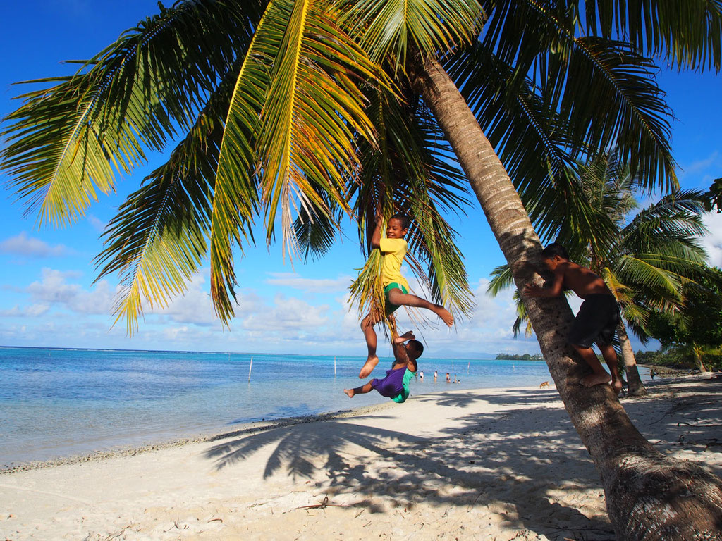 Samoa: Kinder spielen am Strand