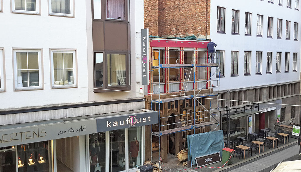 Wirleitner saniert und renoviert - Hausfassade aus Jahrhunderte alten Eichenbalken wieder hergestellt in Abstimmung mit dem Denkmalamt. 