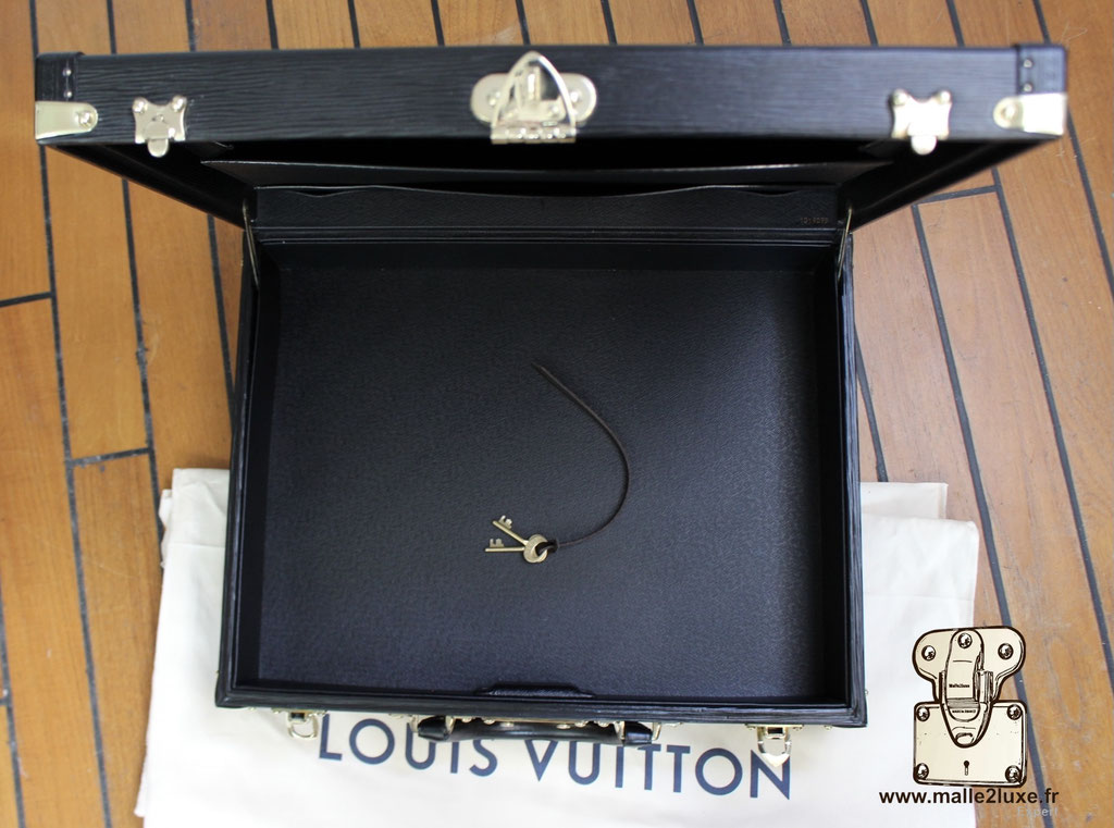 Mallette Louis Vuitton Président avec classeur, cuir Épi noir, rare et intemporelle, 1996.