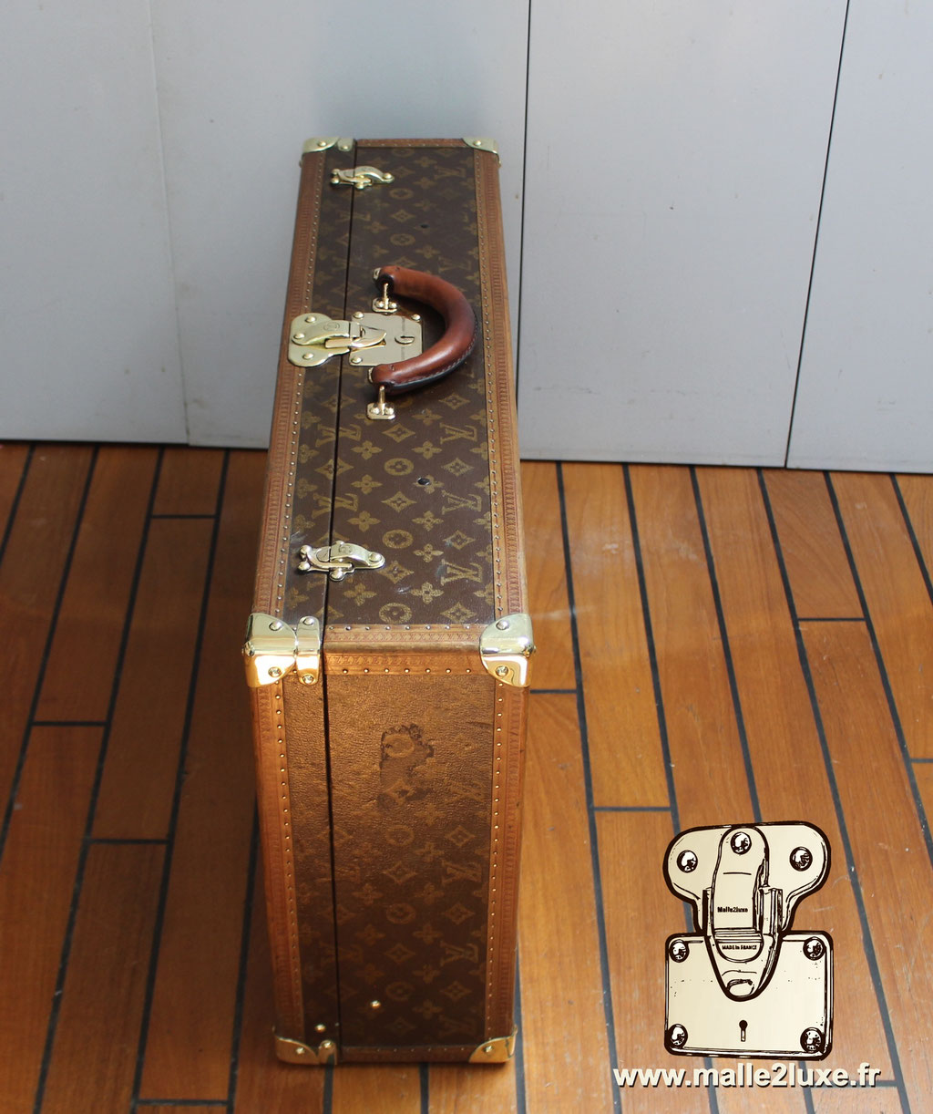 Vue du dessous de la valise – patine naturelle et clous originaux