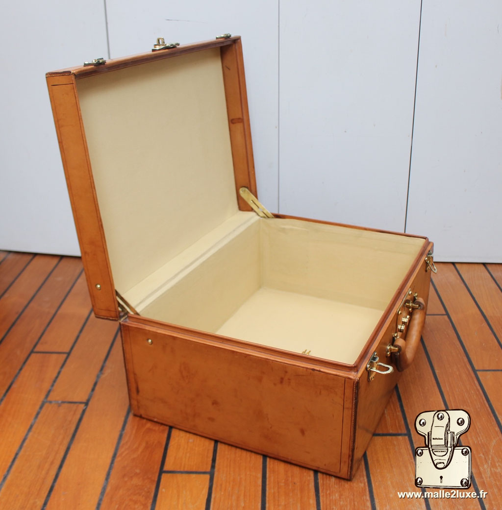 Intérieur complet – Toile beige restaurée avec élégance, sobre et raffinée.