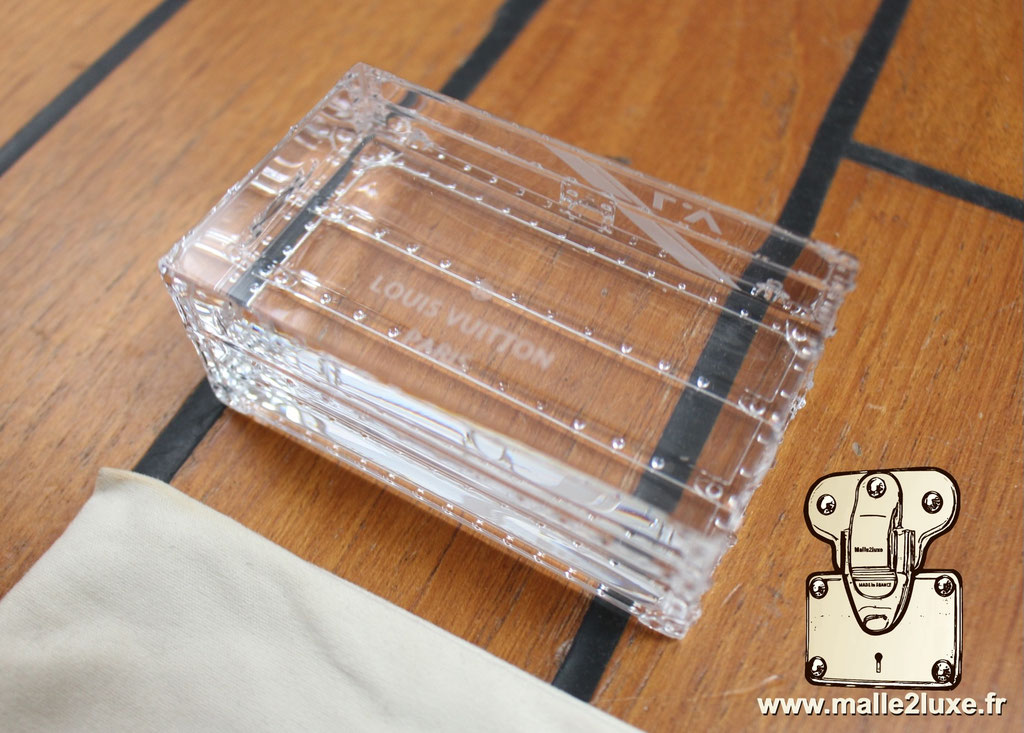 Accessoire de bureau de luxe Louis Vuitton, presse-papiers en cristal inspiré des malles de voyage.