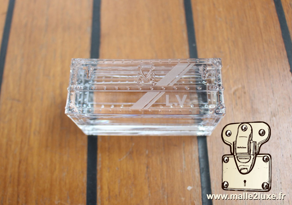 Objet de luxe Louis Vuitton en cristal taillé, forme de malle cabine avec gravure bande écurie et initiales LV.