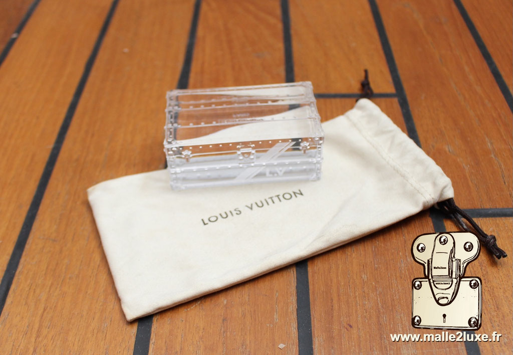 Presse-papiers Louis Vuitton en cristal transparent, reproduisant une élégante mini malle cabine gravée du monogramme LV.