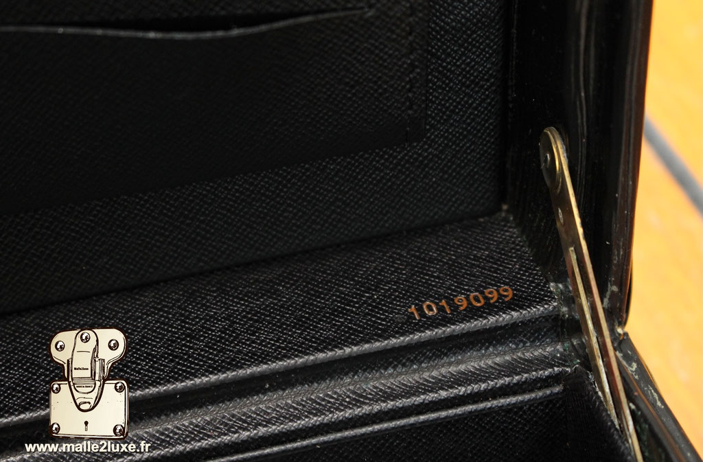 Rare Louis Vuitton Président cuir Épi noir avec classeur, édition 1996, pièce de prestige.