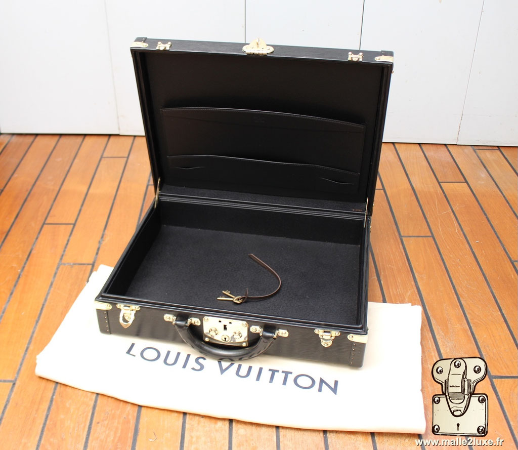 Valise Louis Vuitton vintage Président 1996, cuir Épi noir, fermoirs en laiton massif, clés d’origine.